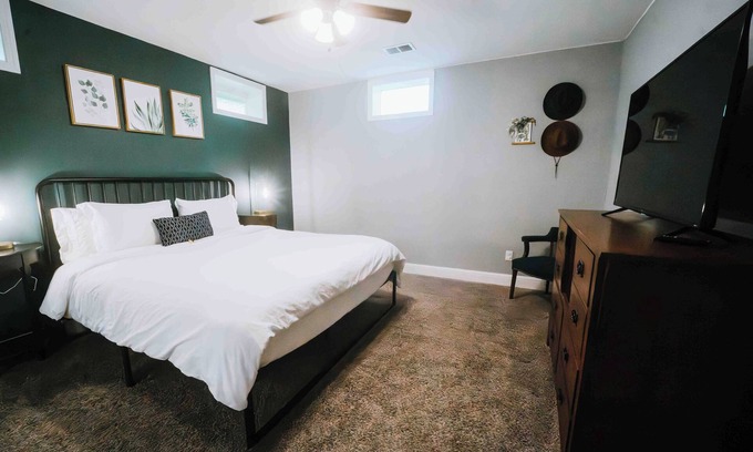 Rogers Cottage | 2 Bedroom Cottage - Boat/Trailer friendly