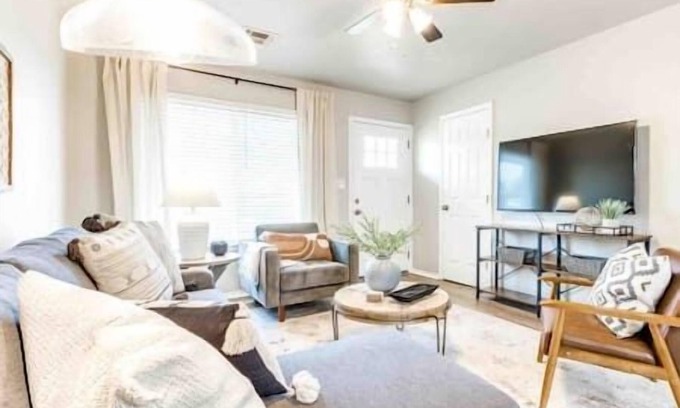Edmond House | 2-Bedroom Cottage w/KING bed
