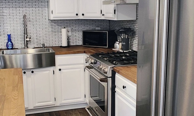 Secane Apartment | 2 Bedroom Cozy Country Getaway Apartment