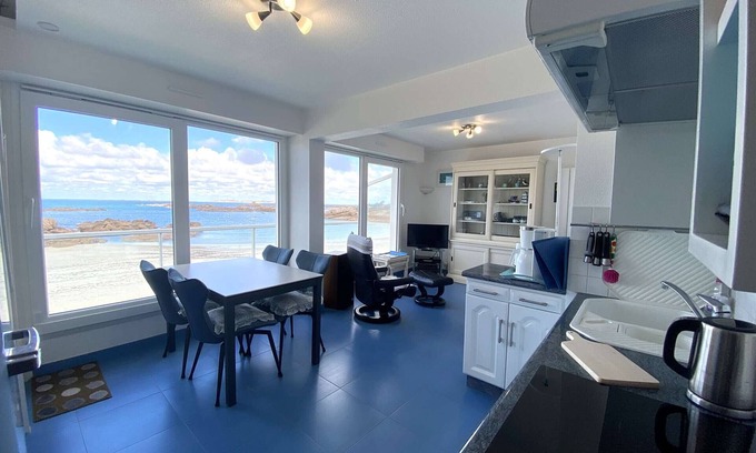 Tregastel Apartment | 2-bedroom duplex beachfront with parking in Trégastel