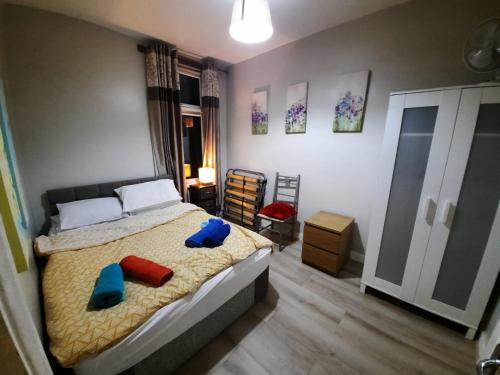 William Morris Apartment | 2 Bedroom Garden Apartment