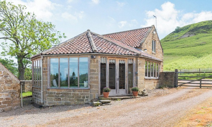 Carlton-in-Cleveland Cottage | 2 bedroom accommodation in Swainby, near Stokesley