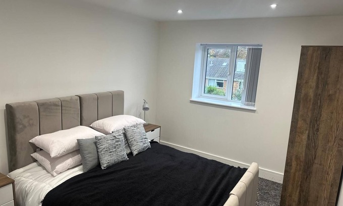 Long Eaton Apartment | 2-Bedroom Gem: Travel Easily Between Cities