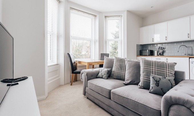 Bournemouth Apartment | 2-bedroom holiday home near train station