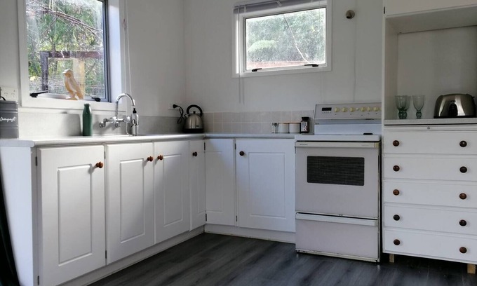 Upper Hutt House | 2 bedroom holiday home with outdoor bath & sauna