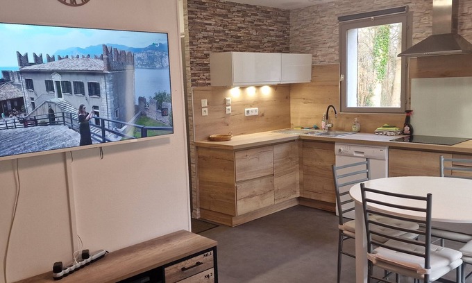 La Roche-Derrien House | 2-bedroom house, near (15mns) côtes de Granit Rose, des Ajoncs and du Goëlo.