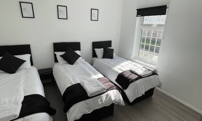 Warley House | 2 bedroom house Brentwood , Monochrome Emerald