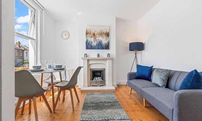 London Borough of Bromley House | 2 Bedroom House | Close to Bromley South Station | Free Parking