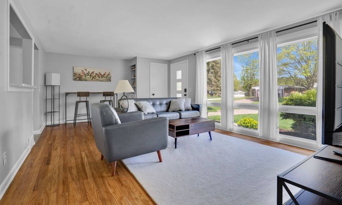 North Canton House | 2-bedroom house - Office - 3 seasons room - Garage in North Canton with WiFi, AC