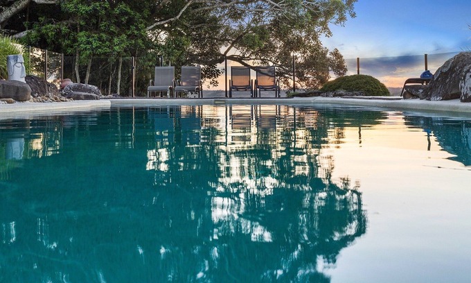Clunes Villa | 2 bedroom House with outdoor dining table & BBQ. Dog & Family Friendly