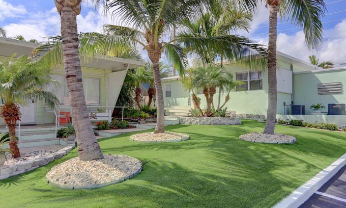 Ocean Ridge Resort | 2 bedroom large pool 600 ft to the beach