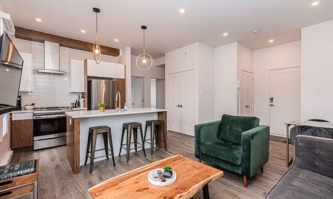 Mile End Apartment | 2 Bedroom Luxury in the Mile End by Denstays