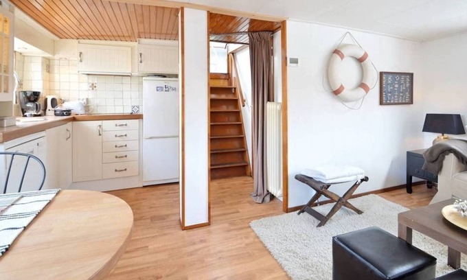 Eastern Docklands Boat Rental | 2 Bedroom Private HOUSEBOAT CITY CENTER