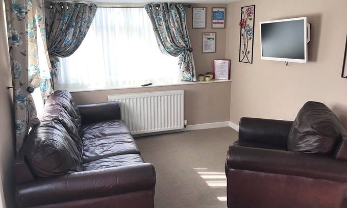 Stepps Ski Chalet | 2 Bedroom Self-Catering Chalet near Glasgow City Centre