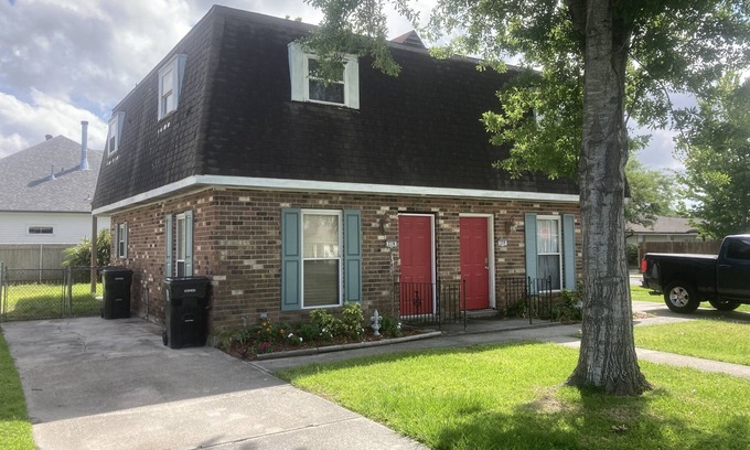 Chalmette House | 2 BEDROOM TOWNHOUSE NEAR FRENCH QUARTER