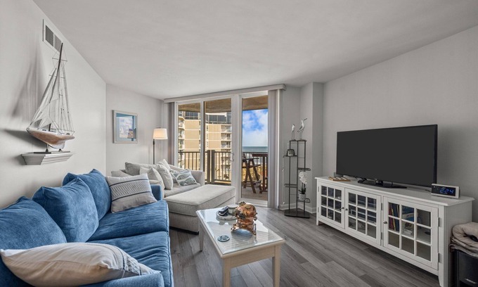 McCutcheon Field Condo | 2 Bedroom w/King Bed. Onsite Pools, Restaurant, Arcade & More!