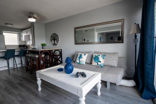 McCully - Moiliili Apartment | 2 bedroom Waikiki Condo Sleeps 6 Free Parking