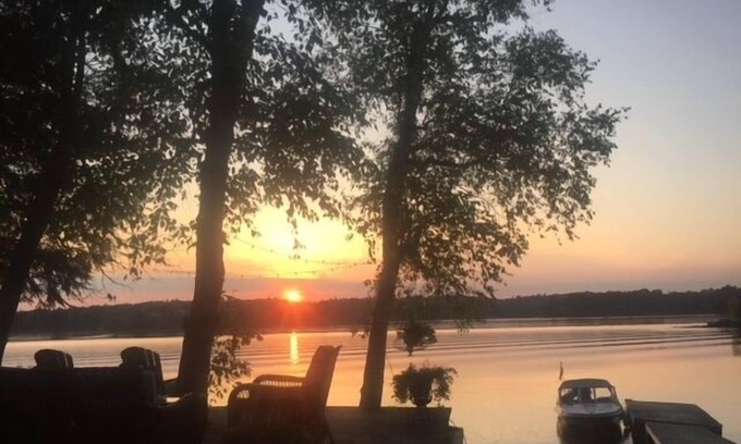 Dunchurch Cabin | 2 Bedroom Waterfront Cottage