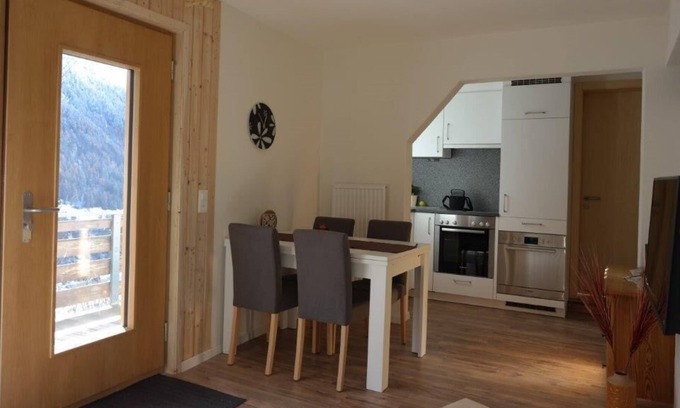 Wiler Apartment | 2-bedroom Whng. Sunny quiet perfectly renovated kitchen ideal location TV.
