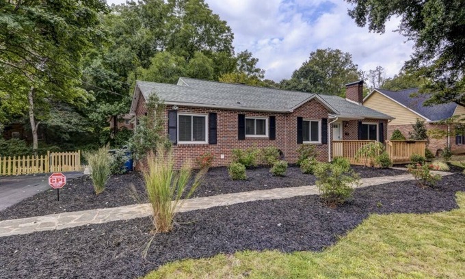 Hickory House | 2 Bedrooms 1 Bath home located in a very nice and quiet neighborhood
