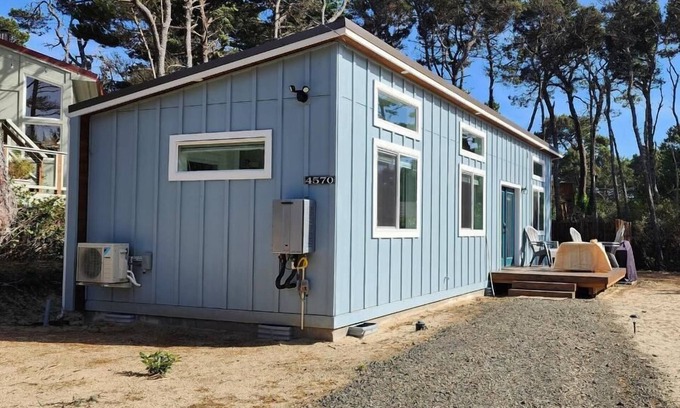Florence House | 2 Bedrooms, 1 bathroom, dog friendly-Salt Water Bungalow