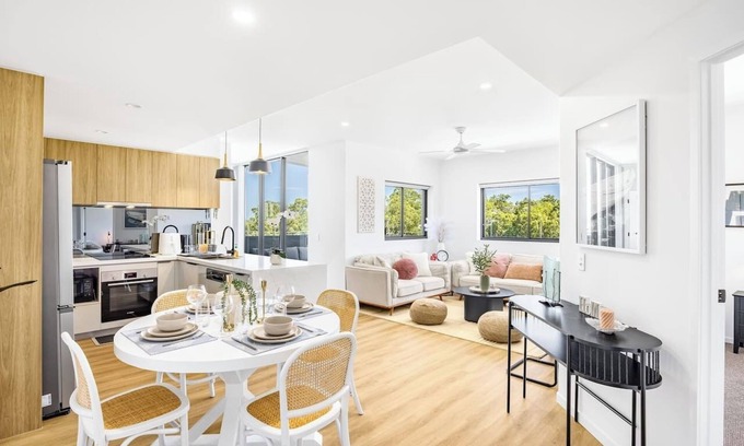 Brisbane House | 2 Beds Apt Walk to Shops & Trails/12 Mins to CBD