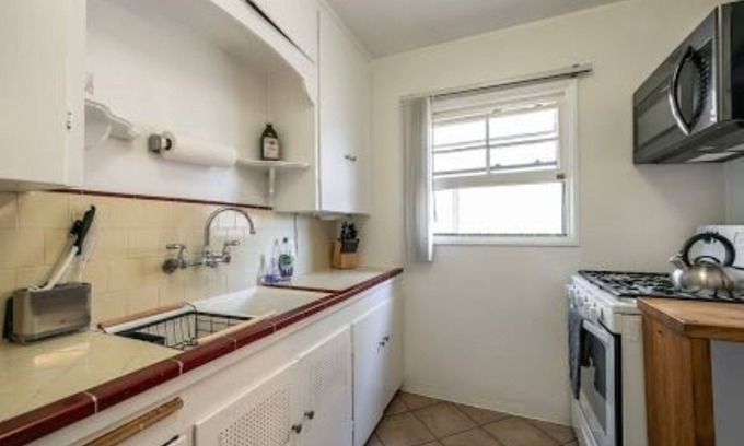 Alamitos Beach Apartment | 2 block walk to the Ocean - Fabulously Furnished - Gorgeous 2 Bdr Private Apt