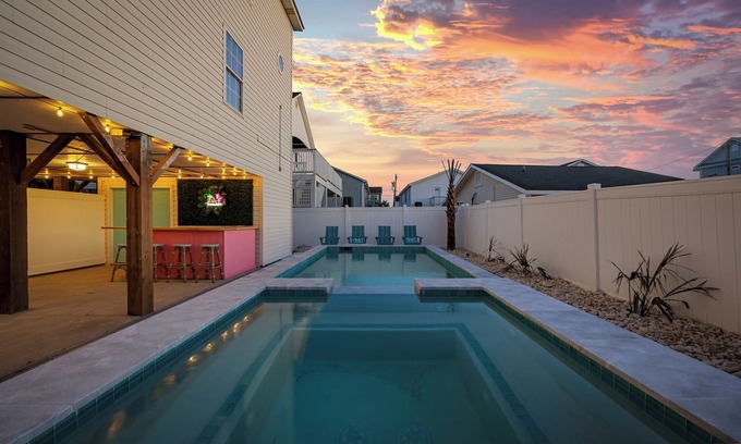 Ash House | 2 blocks 2 beach, Golf Cart, Outdoor Bar, Dogs Welcome, Beach Gear