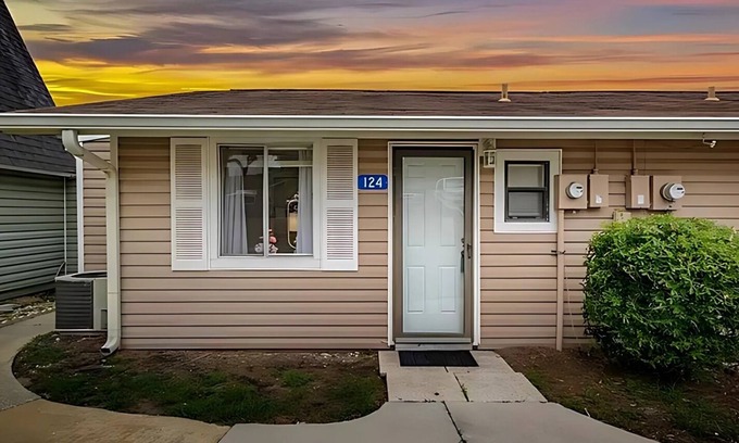 Clermont Condo | 2 BR/2 bath Clermont cottage w/Heated Olympic Pool/basketball/lake access