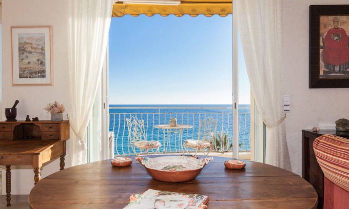 Cannes City Centre Apartment | 2-Br. apartment by the beaches – Magical sea view