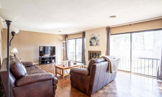 Germantown Condo | 2 Br in Germantown Long-term stays