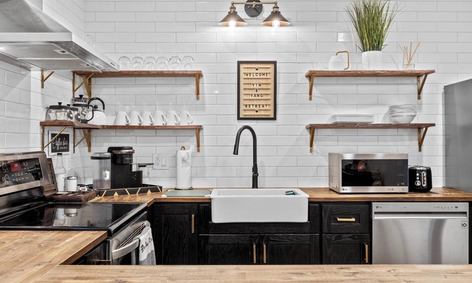 Folsom House | 🌟 2 BR Zen Retreat + Full Kitchen, Outdoor Patio & EV Charging in Old Folsom 🌟