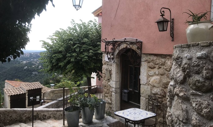 Saint-Jeannet House | 2* "brocante spirit" furnished accommodation
