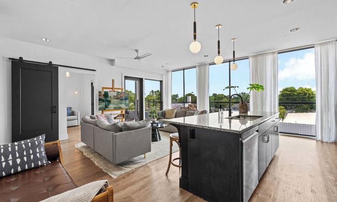 Eighth Avenue Condo | 2 Condos-8 Minutes to Broadway-Walkable-5 King