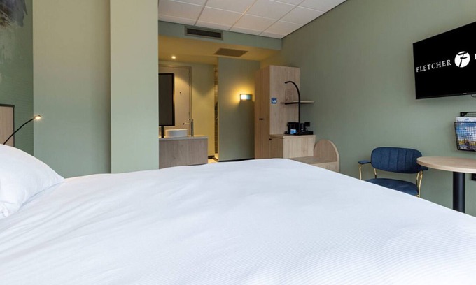 Marknesse Hotel | 2 Cozy Marknesse Hotel Rooms Near Park, Waterways, Factory Outlet and Giethoorn