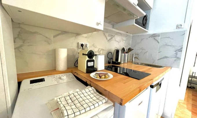 Quartier de Rochechouart Apartment | 2. Cozy Studio Paris - Montmartre - Opera