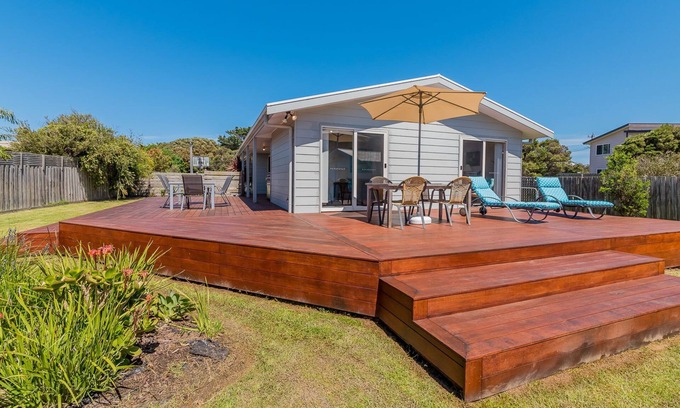 Surf Beach House | 2 Dixon Street, Surf Beach, Pet Friendly Surf Beach Escape