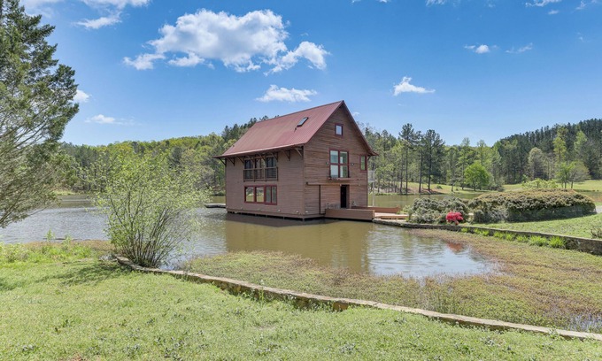 Argo House | 2 Docks + Paddleboard: Lakefront Alabama Retreat!