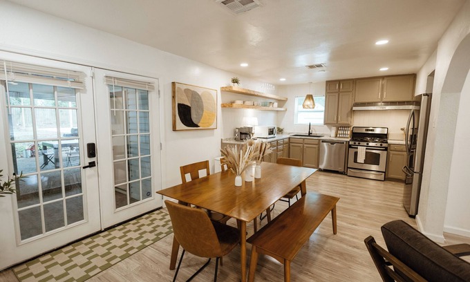 Waco House | 2 Full Units Quiet Culdesac w/Private Pickleball - Sleeps 10