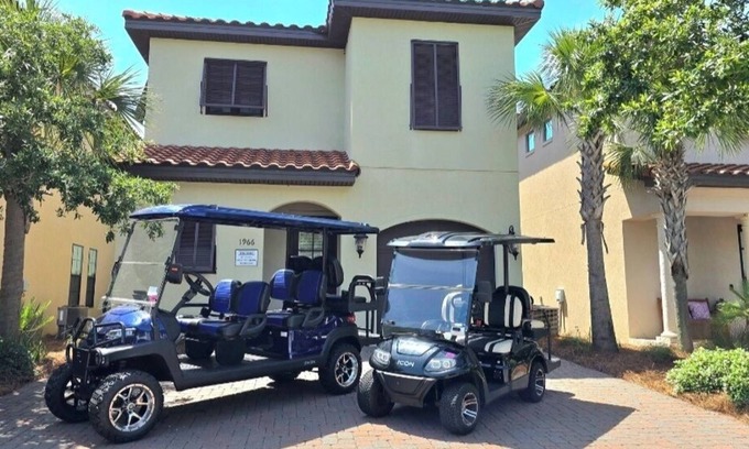 Villa Lago House | 2 Golf Carts ~ Open Living ~ Back Patio ~ Community Pool
