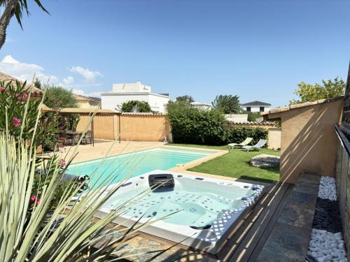 Roquebrune-sur-Argens Apartment | 2 hébergements - 10 couchages - parking, piscine, jacuzzi - convivialité