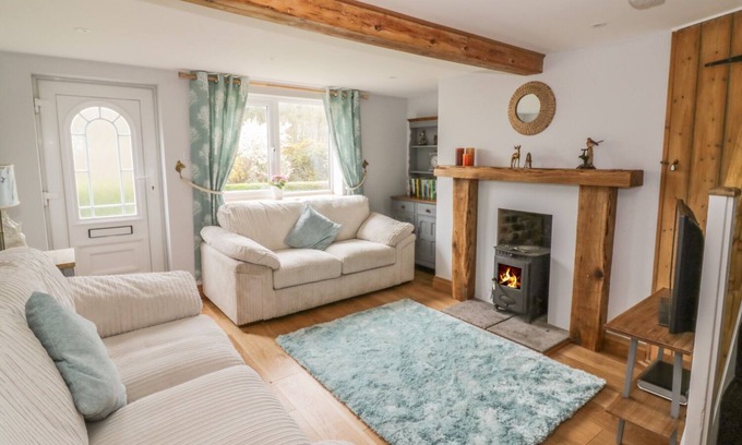 Martlesham Heath Cottage | 2 HILLSIDE COTTAGES, pet friendly in Felixstowe, Suffolk