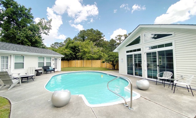 Myrtle Grove House | 2 HOUSES! Dreamy Villa & Tiny House! Large pool!