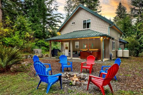 Glacier House | 2 Kings, Fire Pit, Gameroom, EV charger, Dogs OK!
