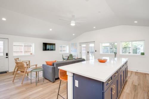 Blanco House | 2 Kings Hot Tub Modern Cottage Hill Country