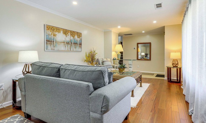 College Park House | 2 Mi to Airport: College Park Home w/Grill!