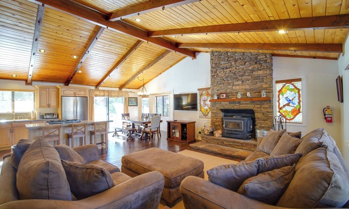 Fox Farm House | 2 Mi to Lake & Ski Slopes: Big Bear Cabin