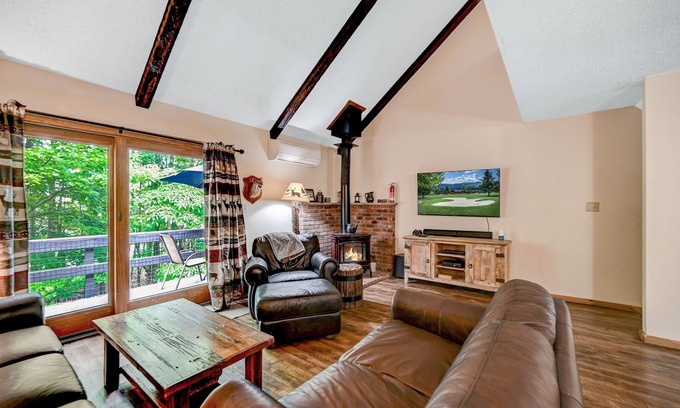 Village at Camelback House | "2 min from Camelbeach & Aquatopia Waterparks,Pool,Tennis,Paintball,Casino,Park"