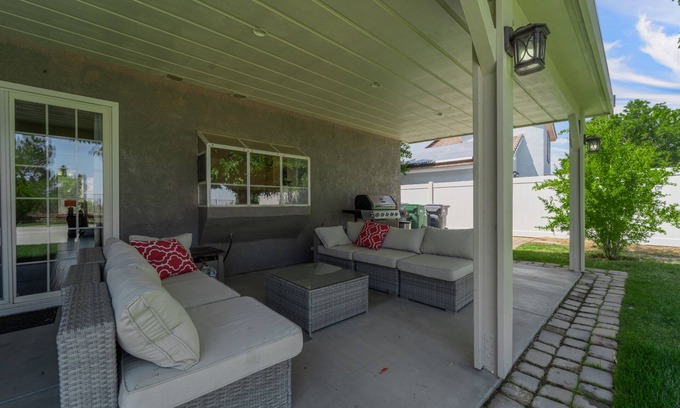 Palmdale House | 2 min to Hospital! Dreamy Desert Oasis 4B/3B Palmdale Hilltop Retreat