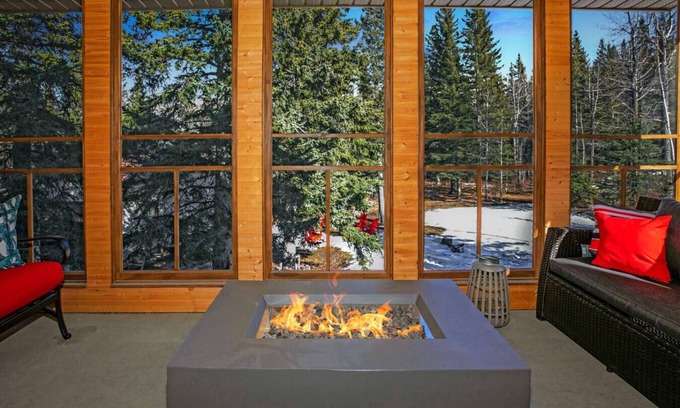 Jasper East House | 2-Minute DRIVE to Jasper National Park | 5 Bedrooms/4 Bathrooms & 10 Beds!